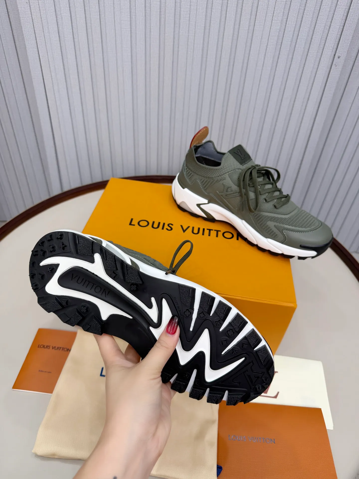 Men's men's shoes: 620💰Top version LV Louis Vuitton L Jialu brand Runner Tatic series thick-soled casual sports shoes running shoes original purchase development production production This LV Runner Tatic sports shoes combine fly woven fabric materials to interpret the inspiration of traditional mountaineering shoes. The LV letters are written on one side, the Louis Vuitton logo, and the light and wear-resistant rubber outsole completes the whole package. The delivery counter is exquisitely packaged🛍📦 ▪️Fabrics: Original imported custom fly-woven fabric ▪️Inner lining: Original custom-made breathable mesh ▪️Sole: Original molded anti-slip rubber combination material ▪️Sole thickness: 4CM ▪️Size: Men's 39-44, customized 45